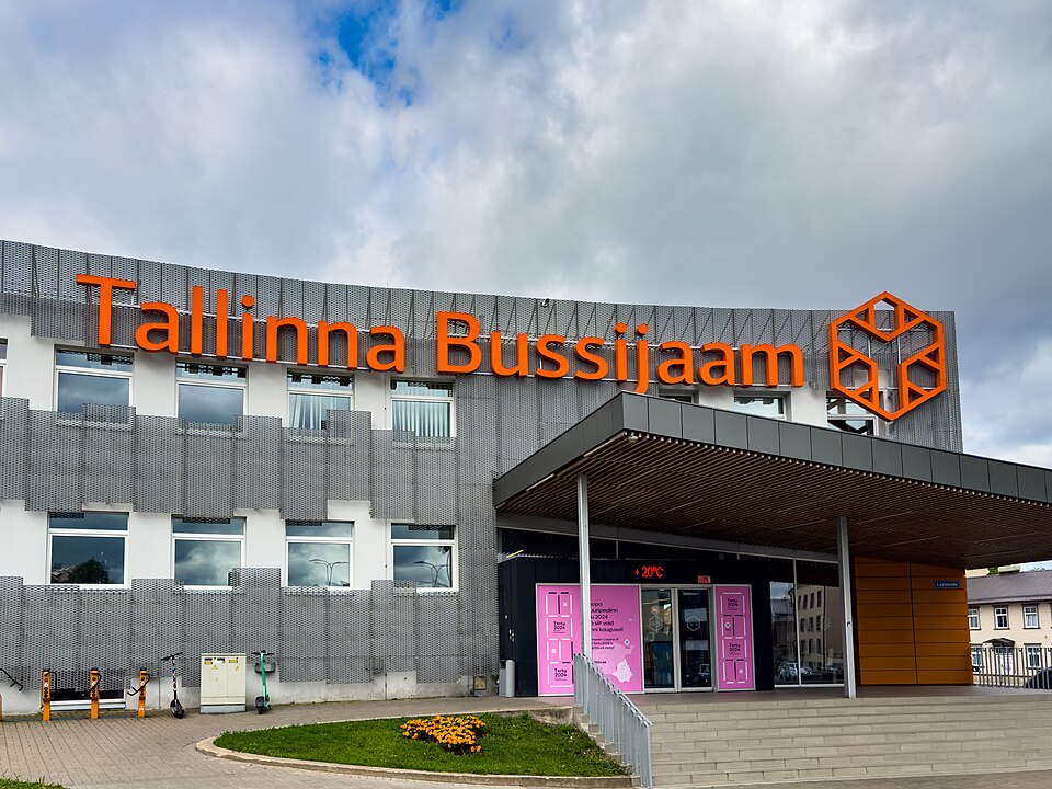 Tallinnan bussiasema, josta kaukoliikenteen bussit lähtevät Pärnuun, Tarttoon, Riikaan ja Saarenmaalle
